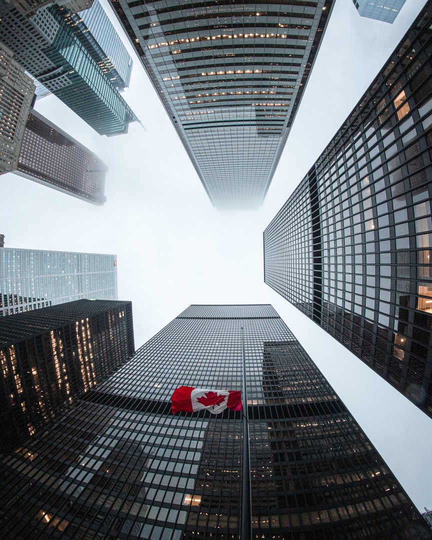 Drapeau canadien devant des gratte-ciels urbains