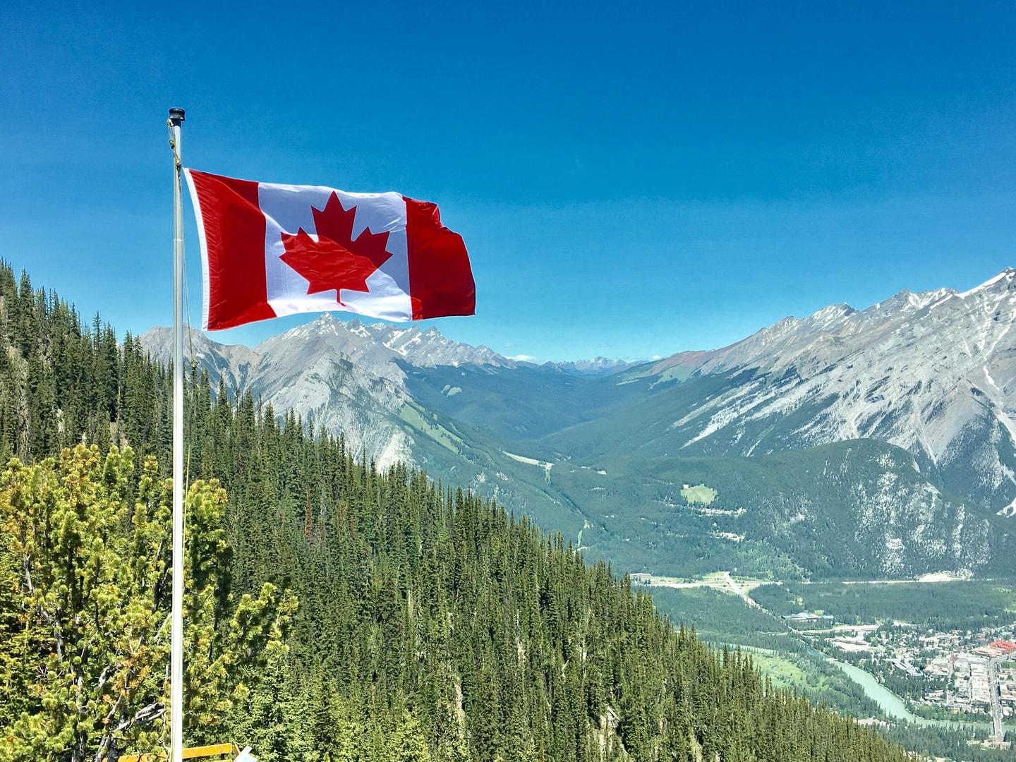 Drapeau canadien dans une vallée de montagne